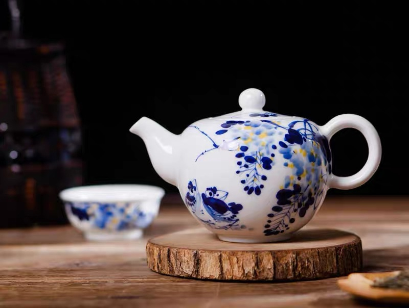 景德镇产“紫气东来”茶壶